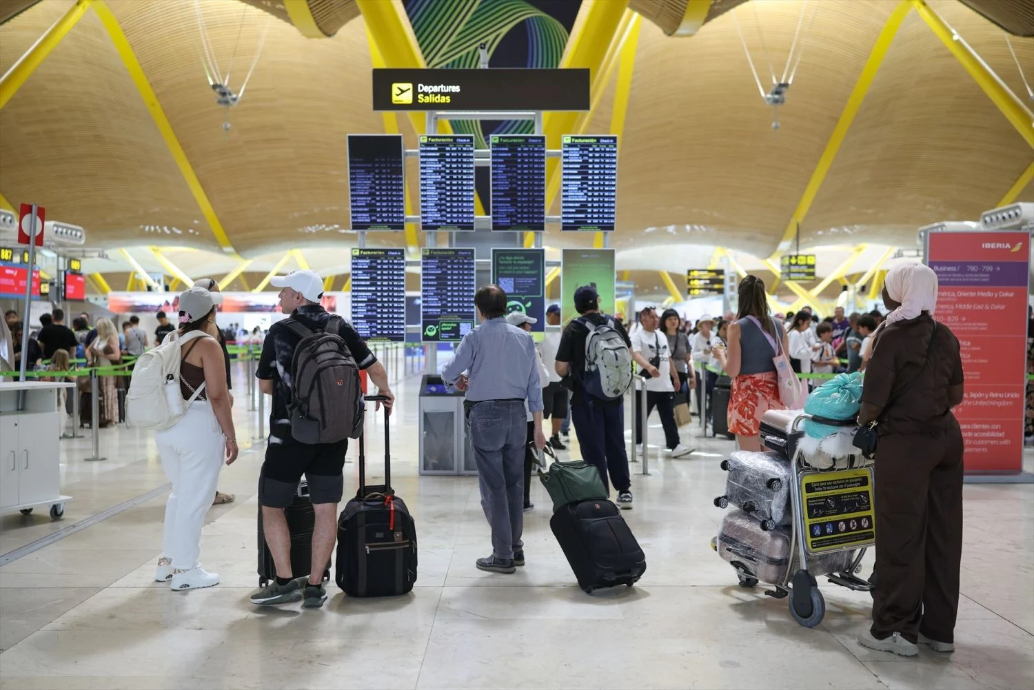 Viajeros en el aeropuerto de Barajas, el más importante de la red de Aena. Fuente: Agencias Viajeros en el aeropuerto de Barajas, el más importante de la red de Aena. Fuente: Agencias