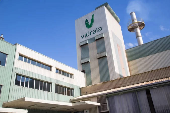 Vidrala mejora márgenes pese a la débil demanda en Europa y se acerca a cumplir sus objetivos de 2026 1 Merca2 Imagen: Sede de Vidrala