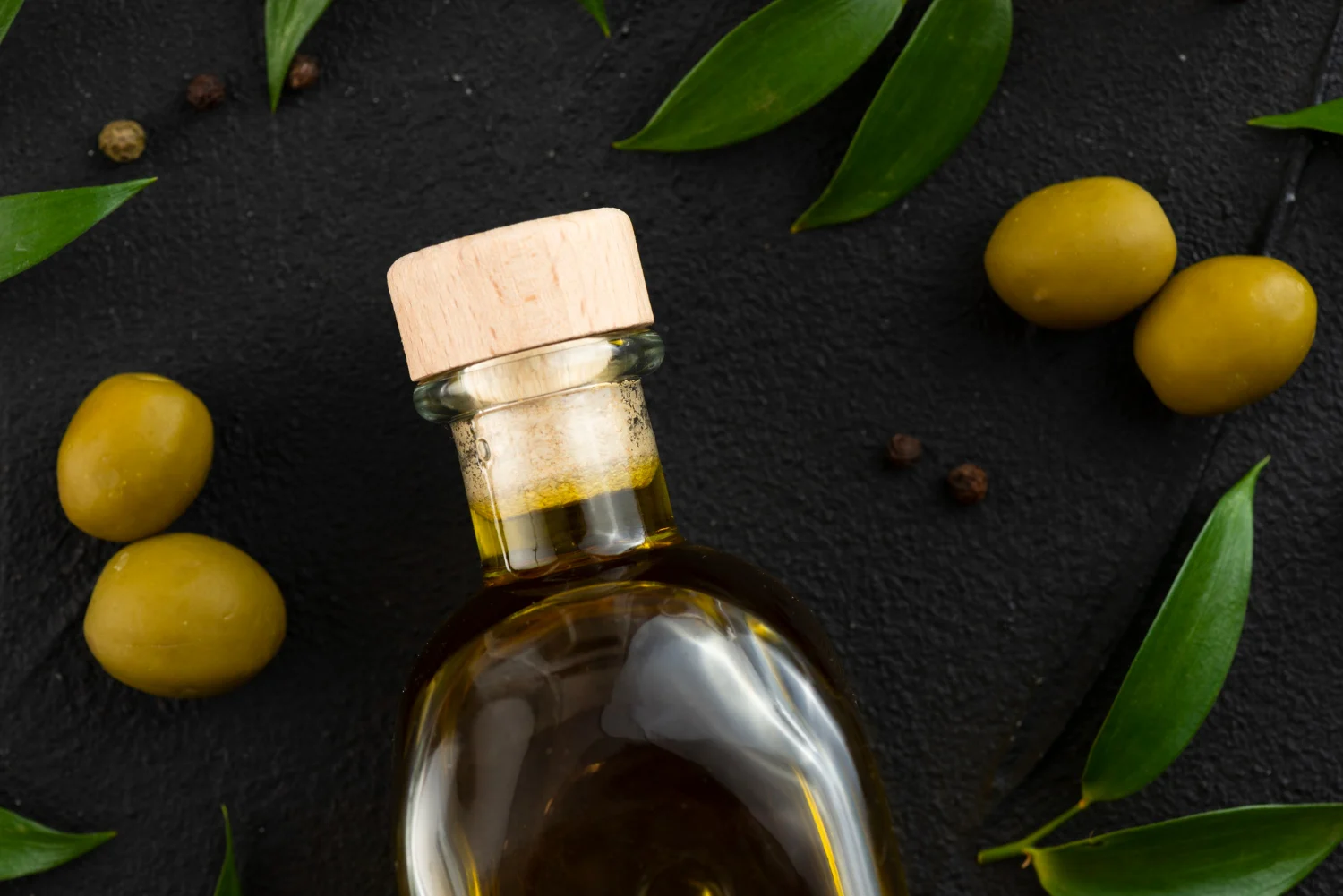 El aceite de oliva virgen extra baja de precio en cinco supermercados: cómo ahorrar comparando