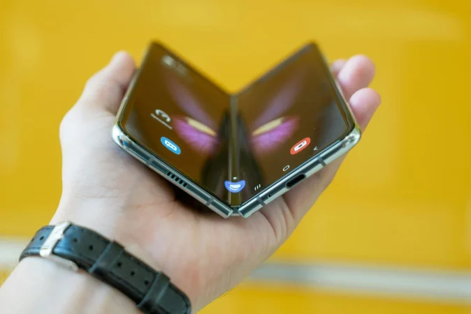 Adiós a la tarjeta SIM tradicional: el iPhone 18 dispara la batalla entre Movistar, Vodafone y Digi 1 Merca2 iPhone plegable Apple