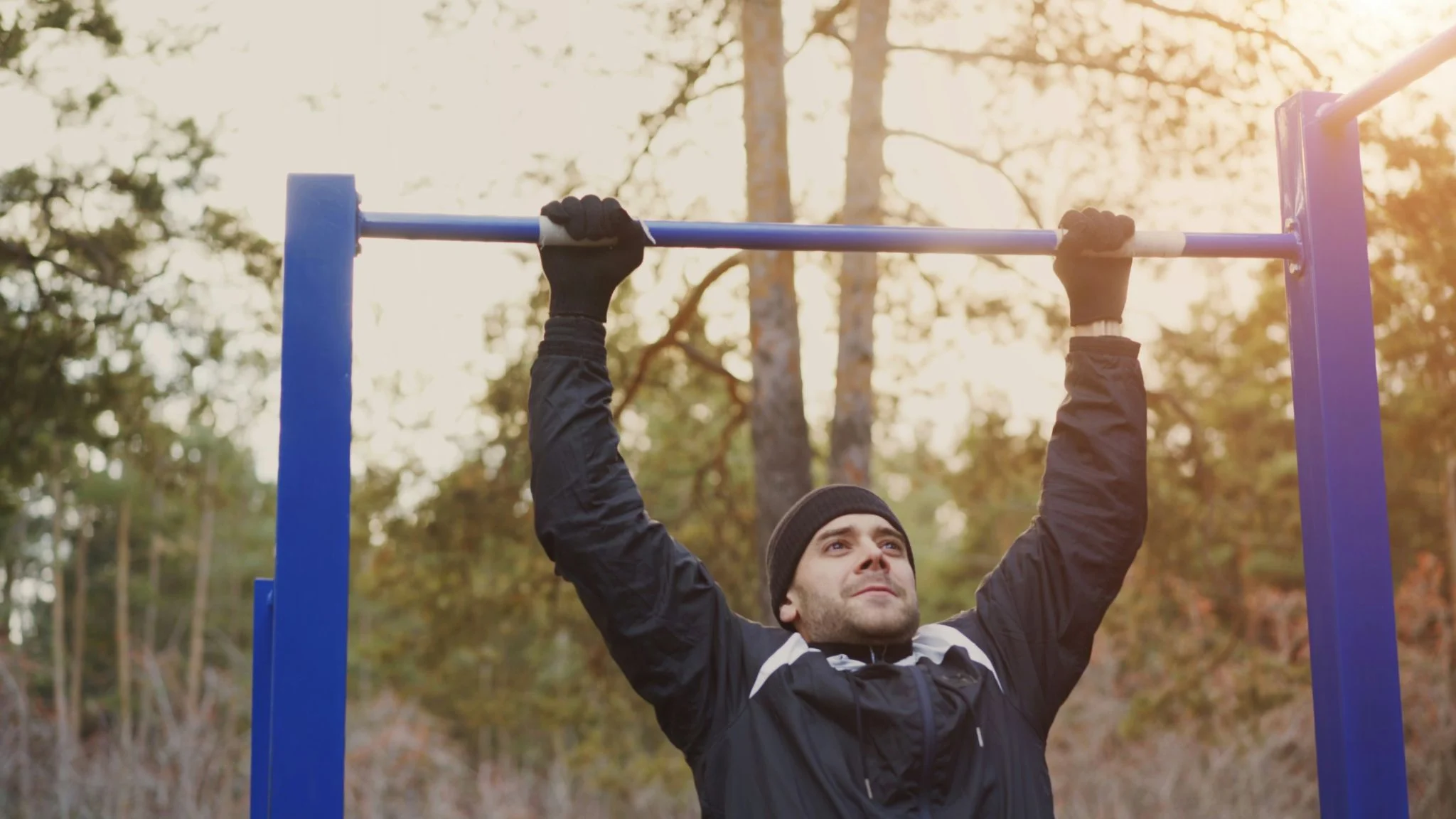 7 benchmarks de fuerza para mayores de 60: flexiones, suspensión y cómo medir tu rendimiento real 1 Merca2 pruebas de fuerza para seniors