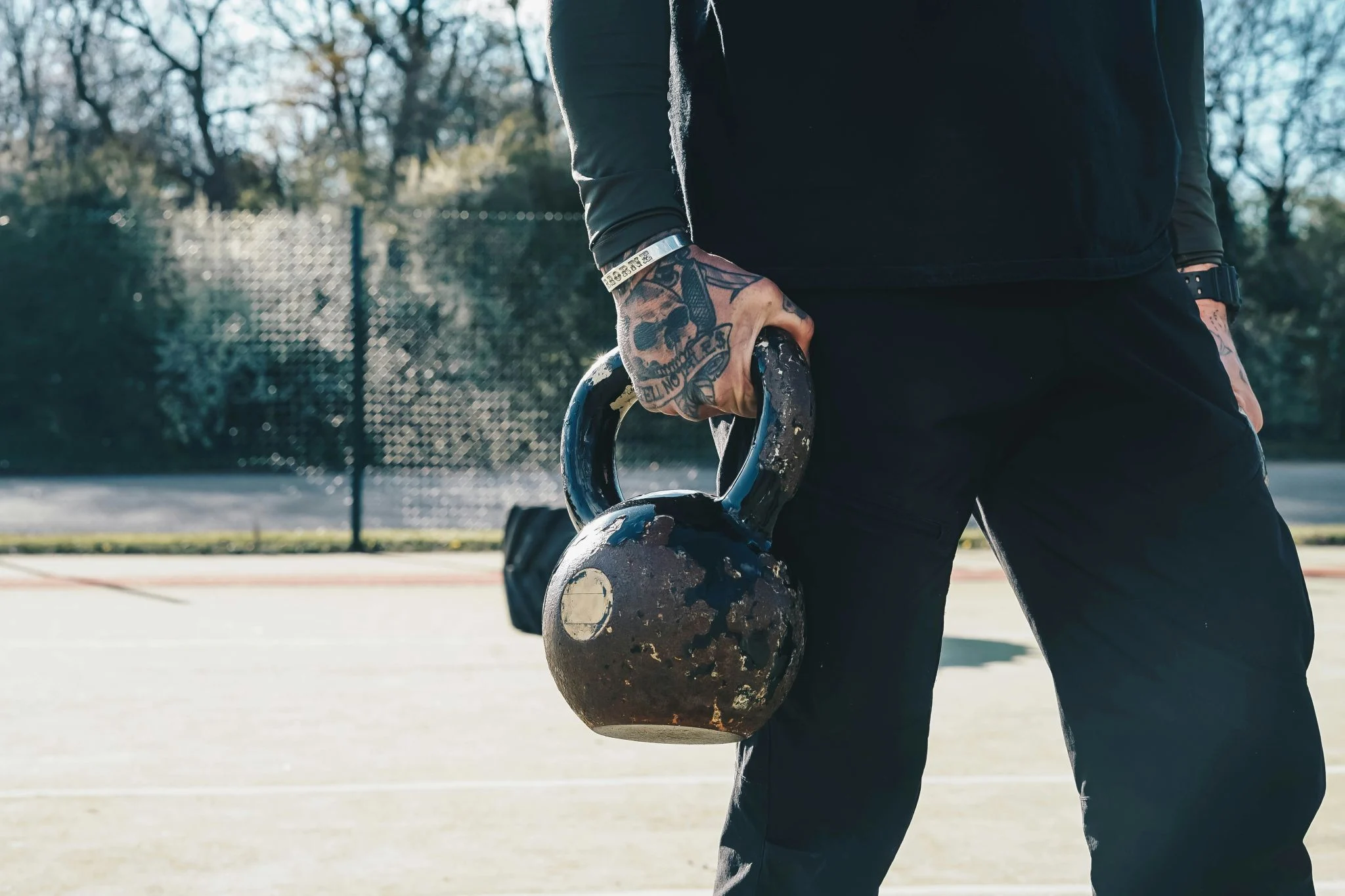 Caminar con kettlebell: el entrenamiento completo que mejora agarre, core y cardio en 400 metros 1 Merca2 entrenamiento con kettlebell