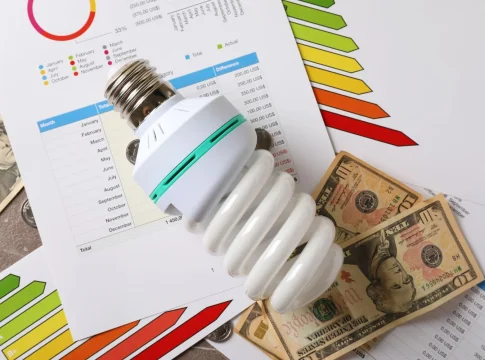 concepto-de-ahorro-de-energia-vista-superior-y-de-cerca