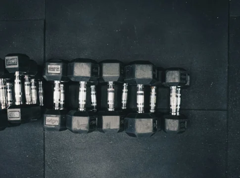 dumbbell-death-march-ejercicio-unilatera-portada dumbbell death march