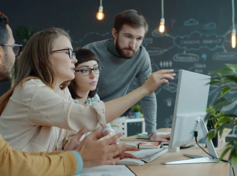 empleado-gasto-ia-38000-dolares-startups-portada costes IA startups