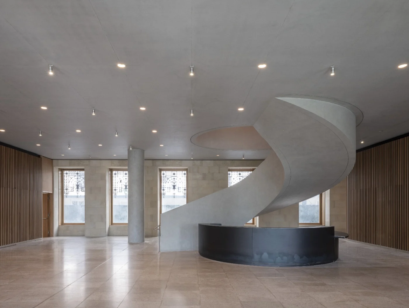 Faro Santander abre sus puertas como nuevo espacio cultural para la ciudadanía 3 Merca2 escalera en espiral faro santander Merca2