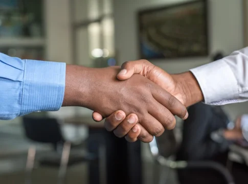 Fusiones y adquisiciones/ M&A. Imagen: Unsplash Santander lidera el mercado de asesoramiento en fusiones y adquisiciones en España, mientras Goldman Sachs domina a nivel global