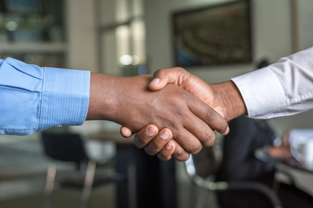 Fusiones y adquisiciones/ M&A. Imagen: Unsplash Santander lidera el mercado de asesoramiento en fusiones y adquisiciones en España, mientras Goldman Sachs domina a nivel global