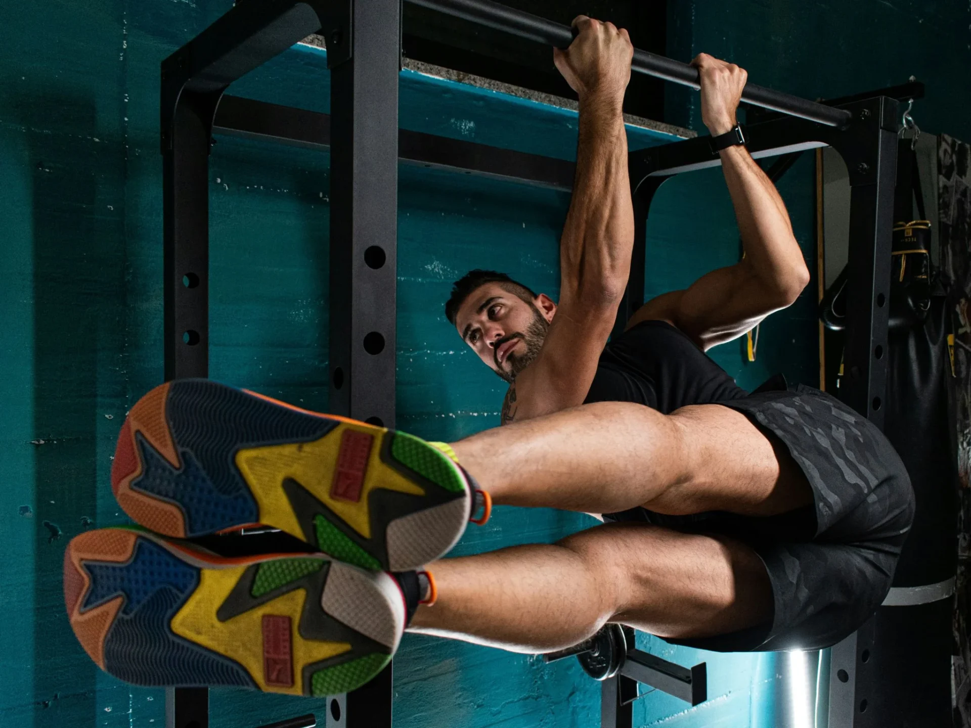 hanging-leg-raise-tecnica-core-elevacion-de-piernas-1 elevación de piernas colgado