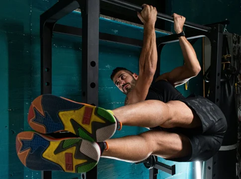 hanging-leg-raise-tecnica-core-elevacion-de-piernas-1 elevación de piernas colgado
