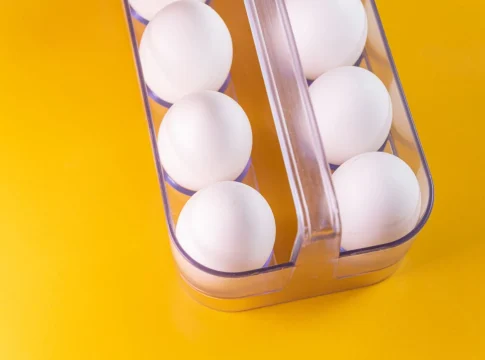 huevos-en-la-superficie-amarilla