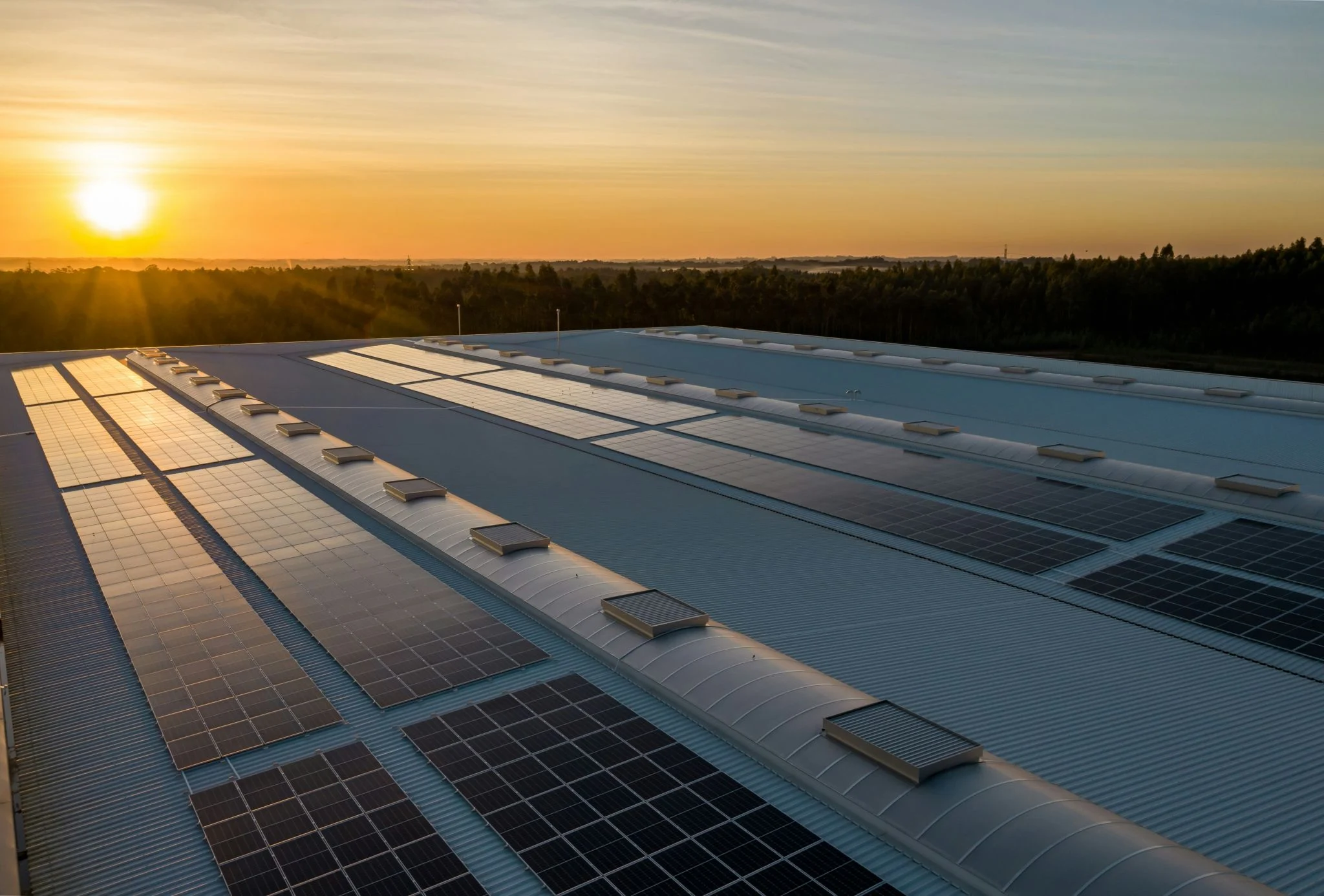 China impone un impuesto del 2-4% a células solares y baterías para reordenar el sector fotovoltaico 1 Merca2 sobrecapacidad solar