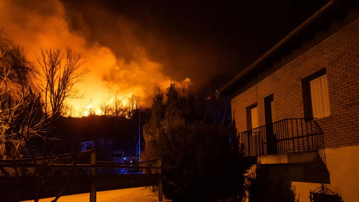 Los incendios empiezan a cambiar el mercado inmobiliario: Las viviendas próximas al monte afrontan un nuevo factor de riesgo para compradores y propietarios