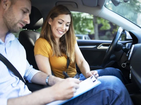 instructor-de-automovil-explicando-las-reglas-de-trafico-de-la-ciudad-antes-de-conducir-un-automovil
