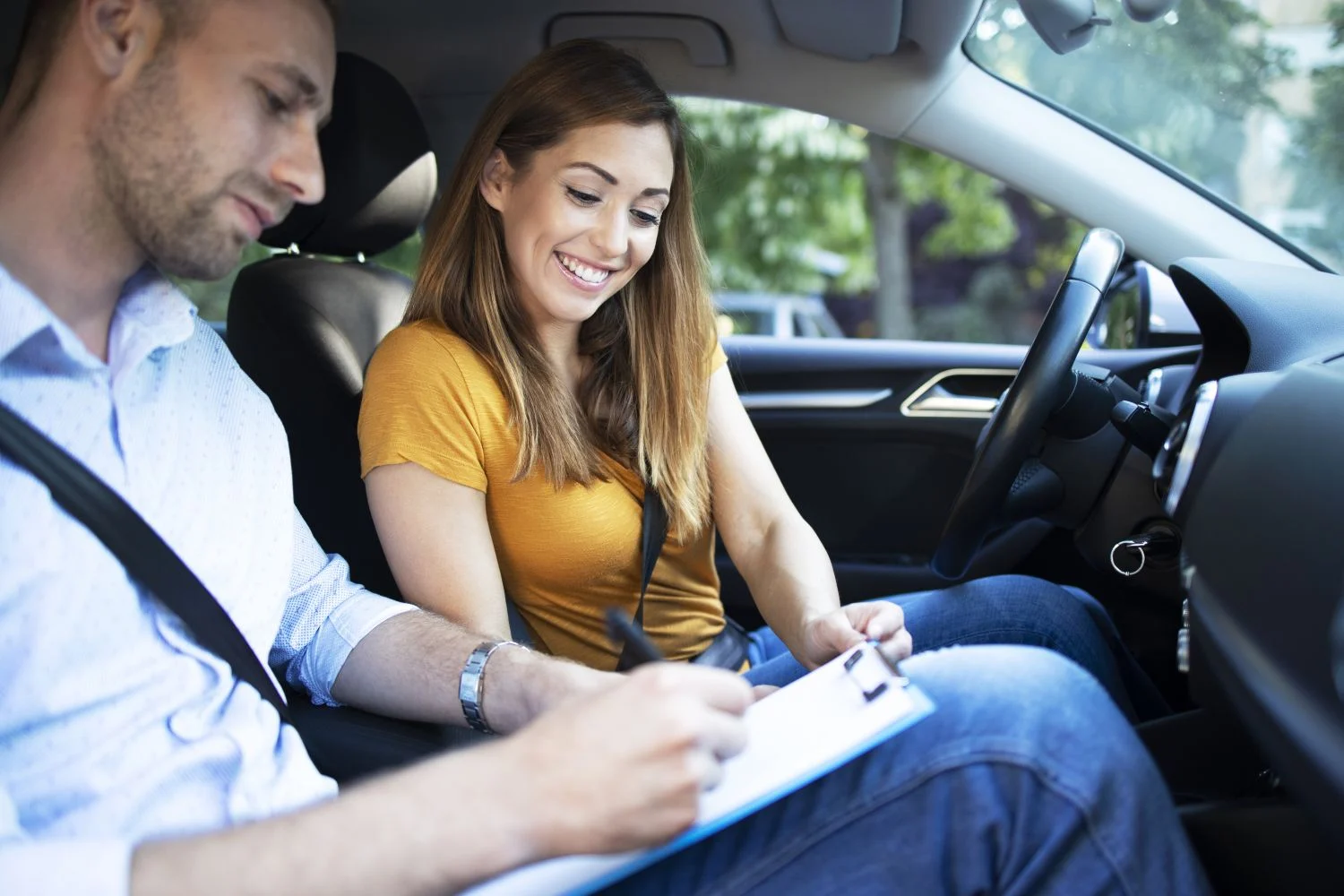 instructor-de-automovil-explicando-las-reglas-de-trafico-de-la-ciudad-antes-de-conducir-un-automovil
