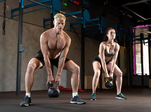 kettlebell swing ejercicio freepik