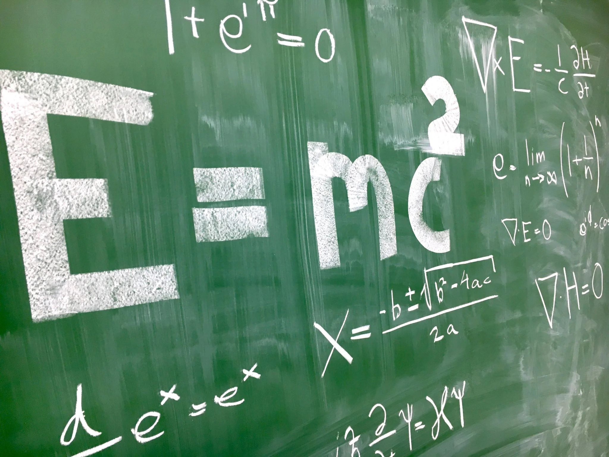 Resuelven el misterio del muón: nuevos cálculos chocan con experimentos y apuntan a nueva física 1 Merca2 momento magnético anómalo
