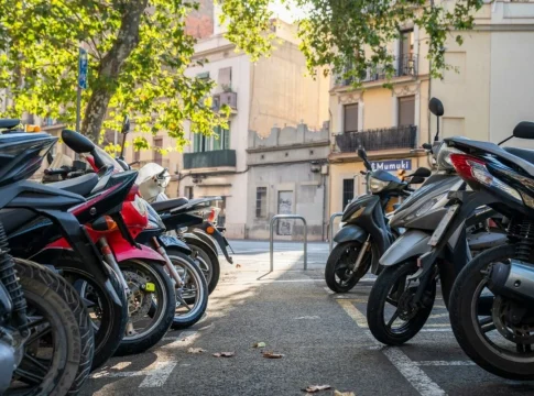 motos y patinetes en la acera Motos y patinetes en la acera