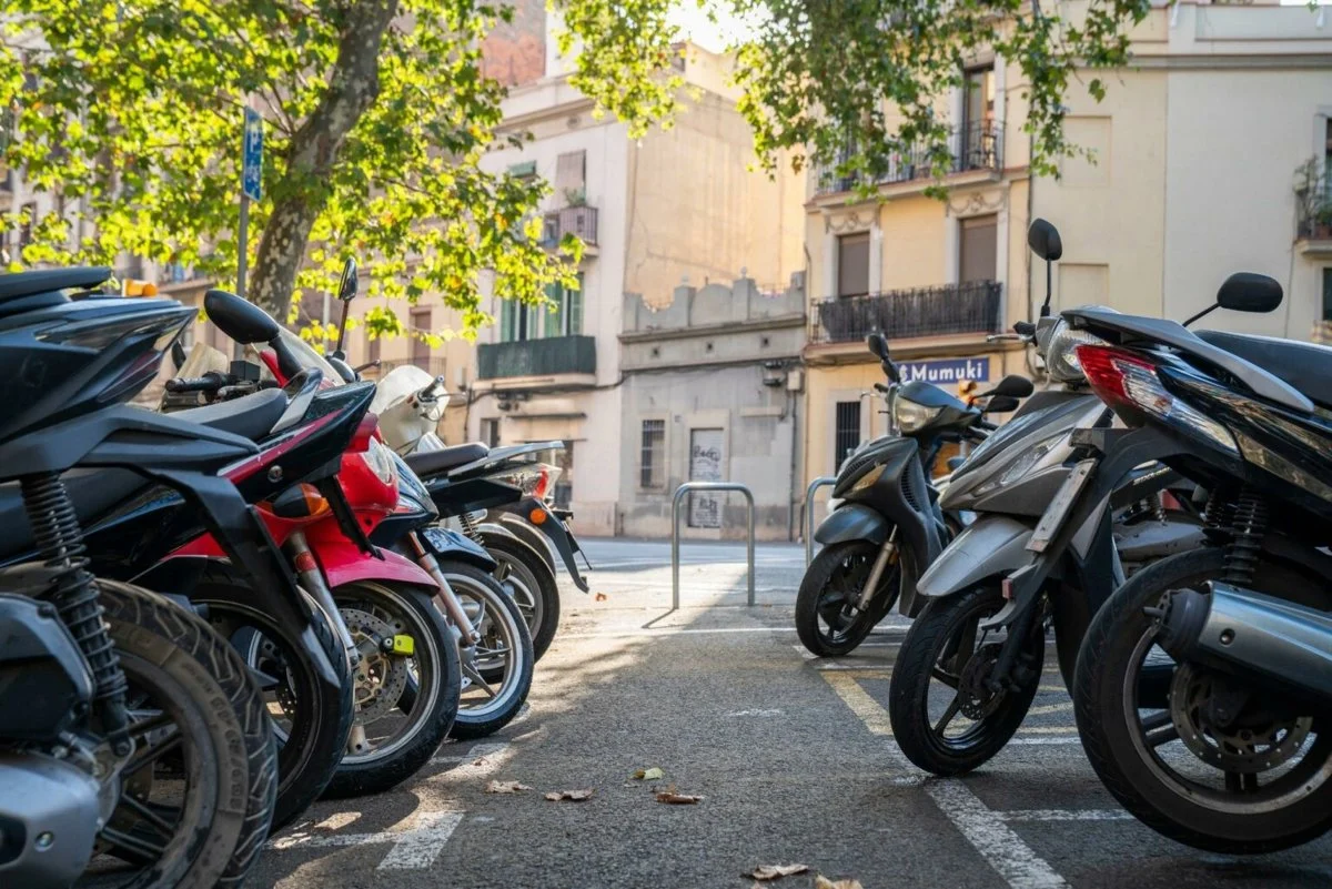 motos y patinetes en la acera Motos y patinetes en la acera