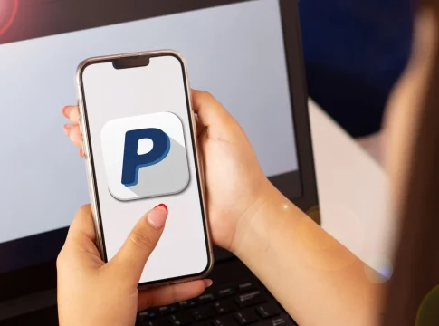 mujer-interactuando-con-el-telefono-celular-con-paypal