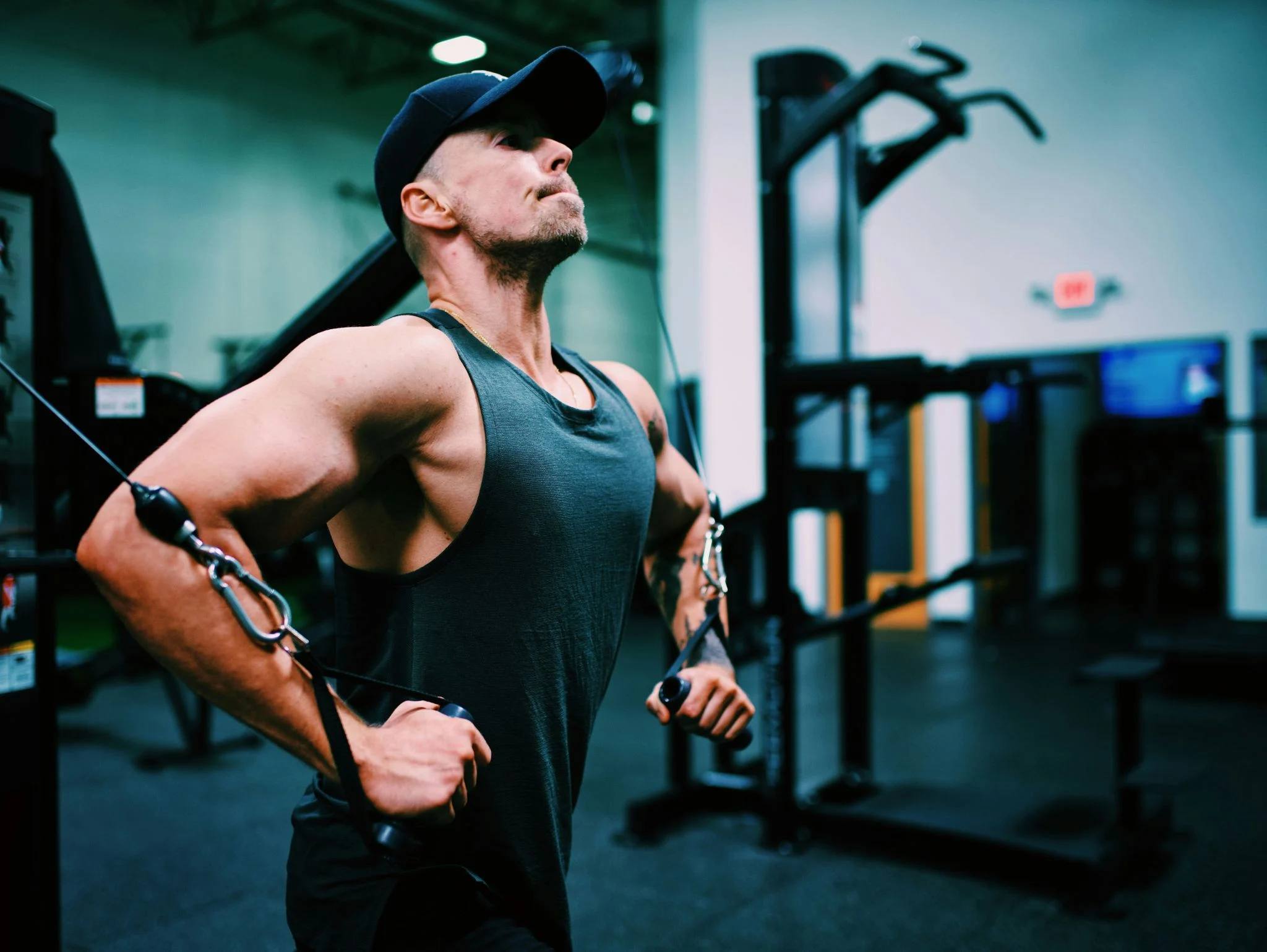 Plan 22 días bíceps tríceps: maximiza el crecimiento sin alterar tu rutina actual 1 Merca2 crecimiento muscular brazos
