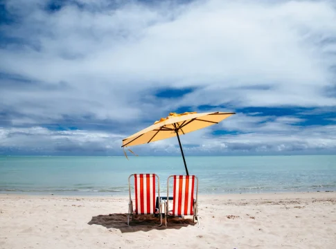 Municipios costeros imponen multas de hasta 300 euros por reservar espacio con sombrillas en la playa Municipios costeros imponen multas de hasta 300 euros por reservar espacio con sombrillas en la playa