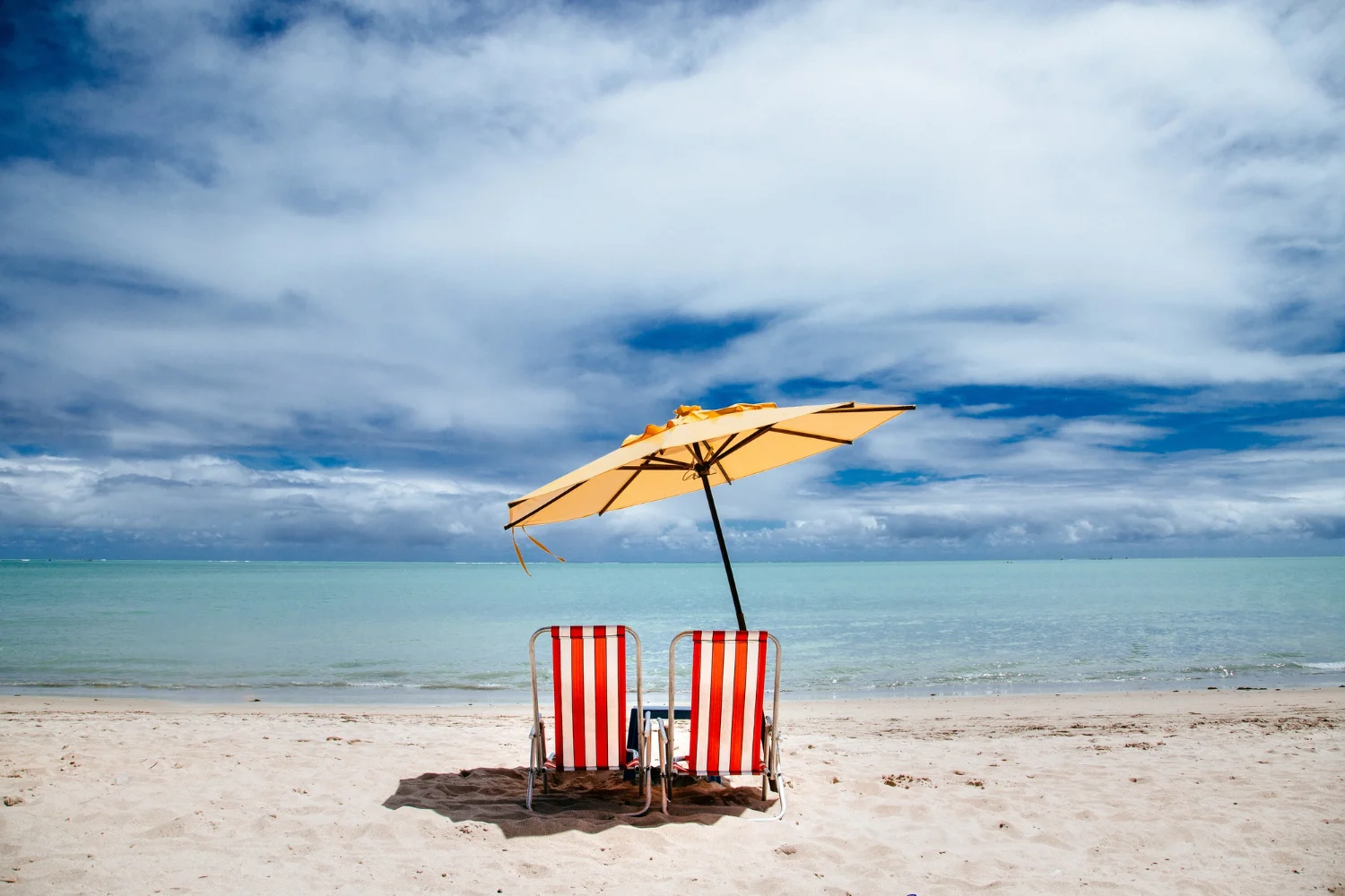 Municipios costeros imponen multas de hasta 300 euros por reservar espacio con sombrillas en la playa Municipios costeros imponen multas de hasta 300 euros por reservar espacio con sombrillas en la playa