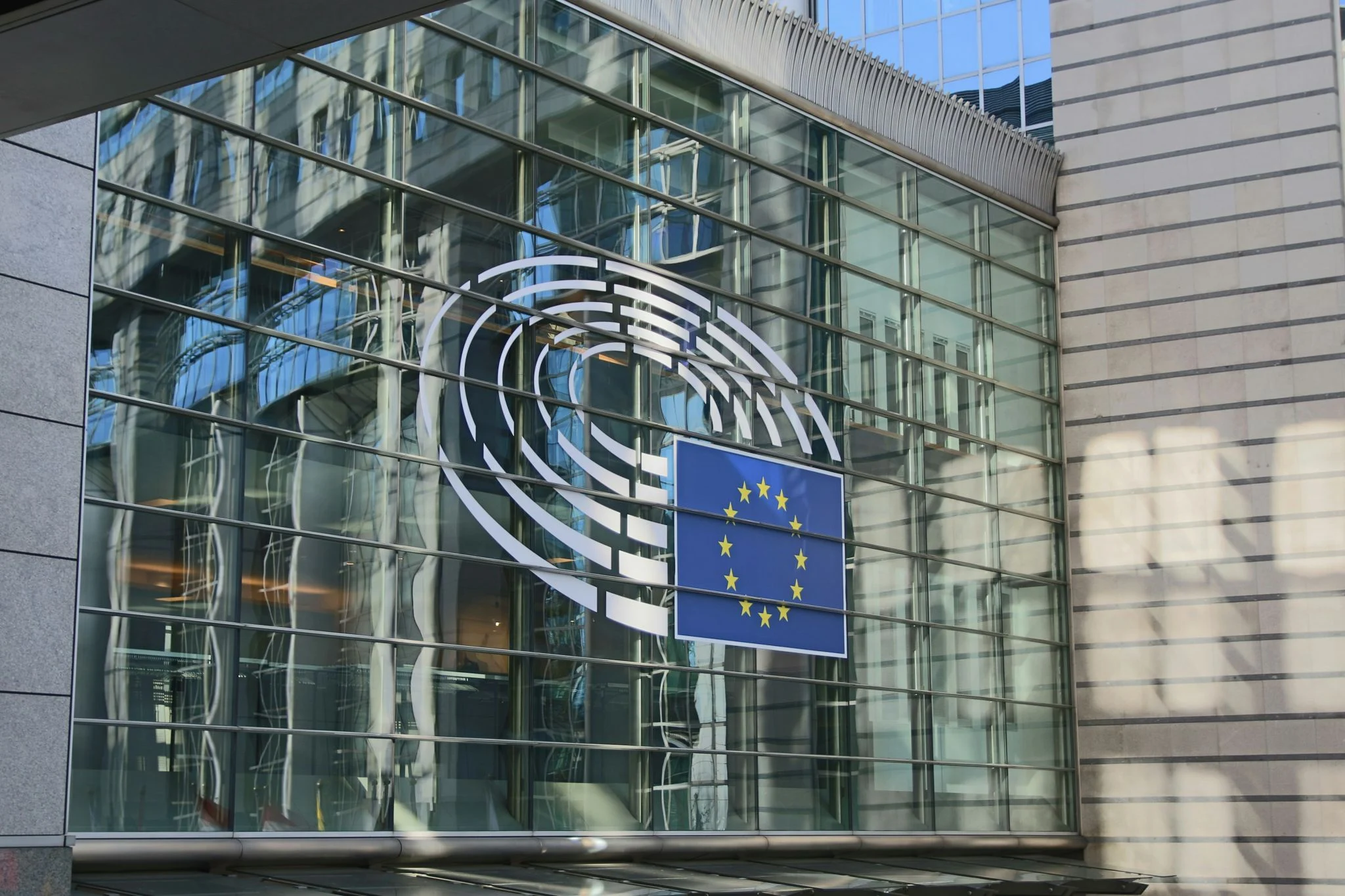Bruselas estudia relajar el mercado CO2 UE, la política que recortó un 50% las emisiones industriales 1 Merca2 reforma EU ETS