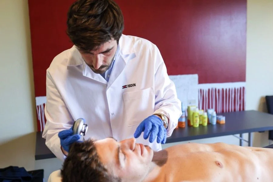 ISDIN realiza revisiones dermatológicas a los ciclistas del Movistar Team en el Tour para prevenir el cáncer de piel