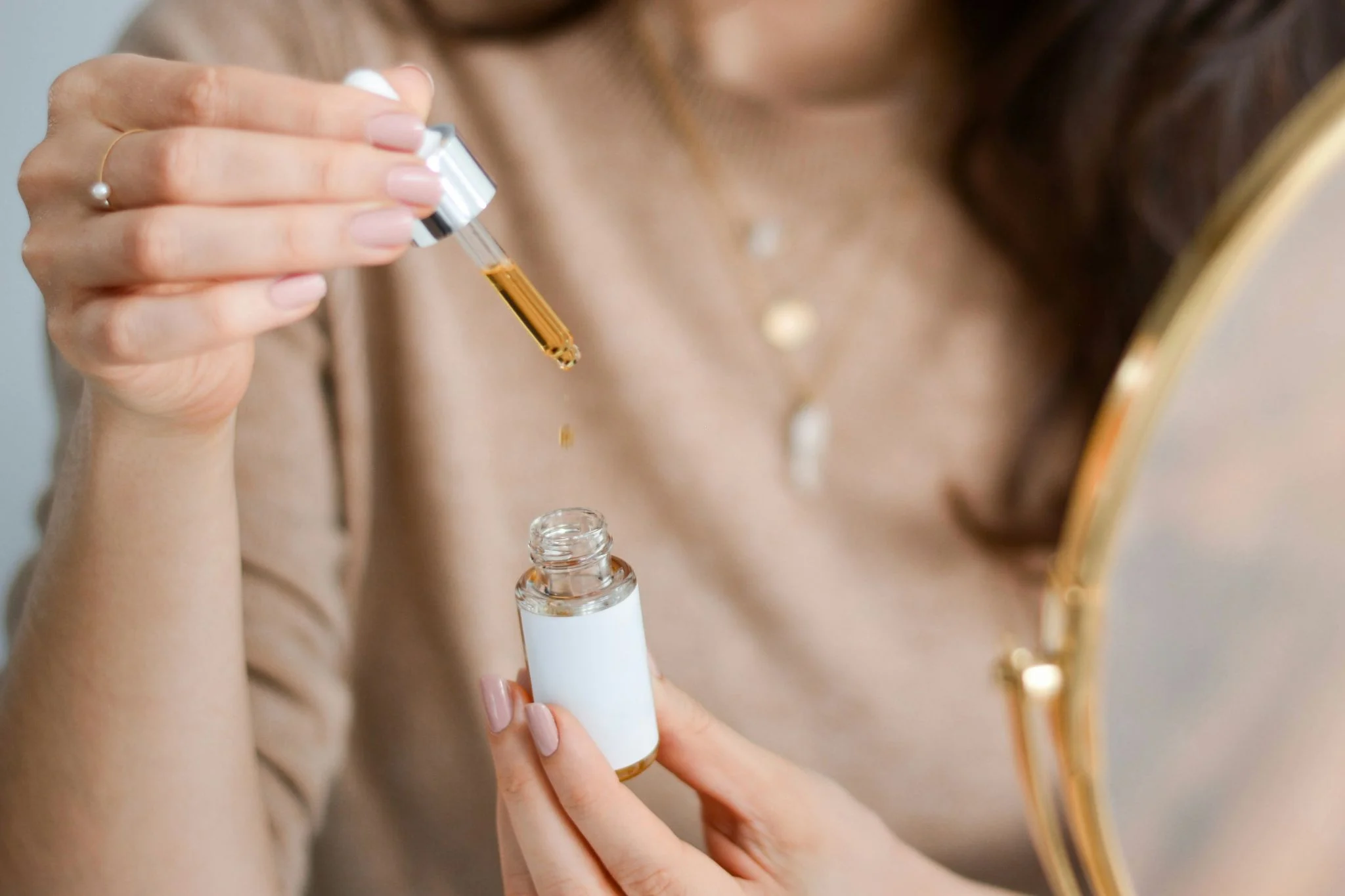 Ritmo circadiano de la piel: cómo y cuándo aplicar retinol y vitamina C para máxima eficacia 1 Merca2 cuidado facial cronobiológico