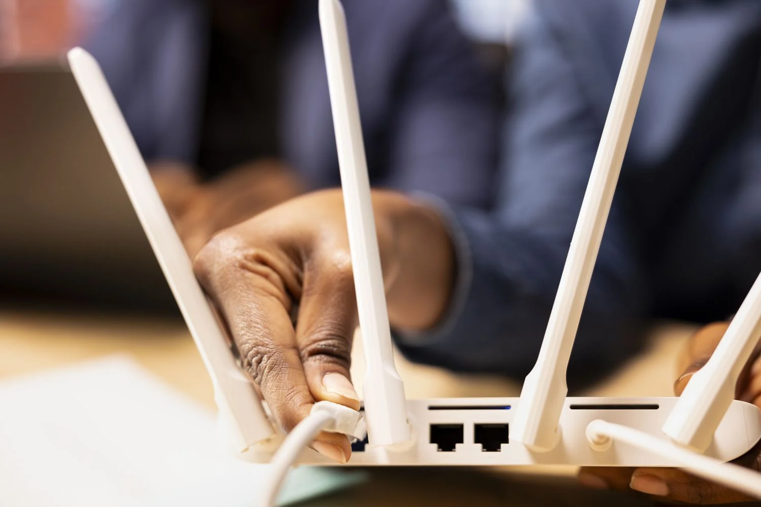 El gesto con el router que los expertos piden hacer hoy si notas que el Wi-Fi te va lento en casa