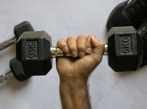 rutina-fuerza-30-minutos-9-eje-ejercicios-cuerpo-co-1 ejercicios cuerpo completo rápido