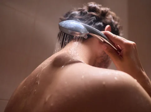 un-hombre-esta-tomando-una-ducha-disfrutando-del-agua-limpia-para-garantizar-una-buena-higiene-y-relajacion