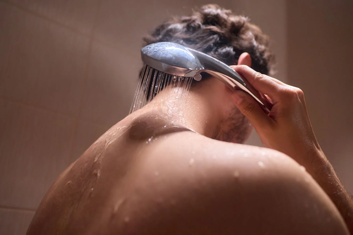 un-hombre-esta-tomando-una-ducha-disfrutando-del-agua-limpia-para-garantizar-una-buena-higiene-y-relajacion