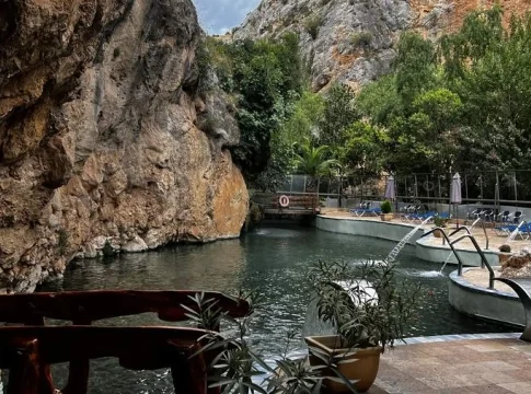 Balneario de la virgen Lago termal natural en el Balneario de la Virgen