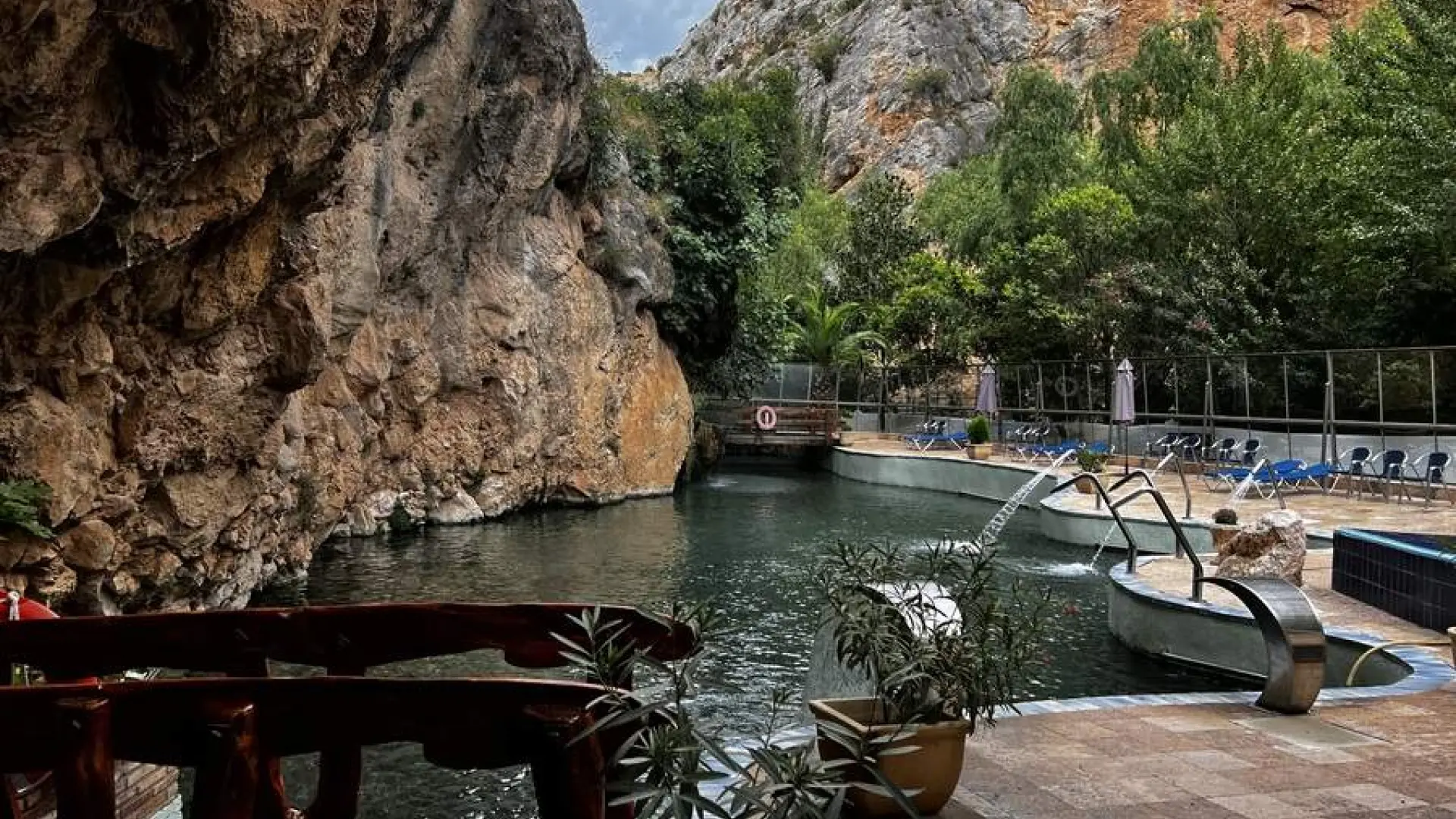 Lago termal natural en el Balneario de la Virgen