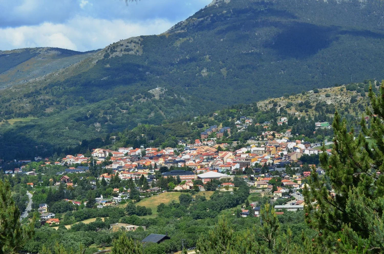 AEMET avisa a los viajeros de Madrid: los 3 pueblos de la sierra donde bajar del calor este fin de semana