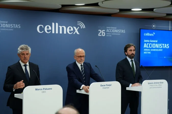 Cellnex 'mima' al accionista: acelera la recompra de títulos mientras deja atrás sus peores datos 1 Merca2 El presidente de Cellnex, Óscar Fanjul (c), y el CEO de Cellnex, Marco Pautuano (i), durante la celebración de la Junta General de Accionistas. Fuente Agencias