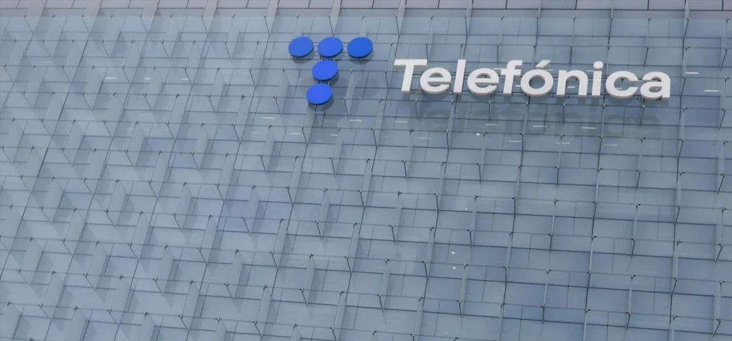 Fachada de la sede de la multinacional española Telefónica, situada en la Ronda de la Comunicación, en el denominado Distrito Telefónica. Fuente: Agencias Fachada de la sede de la multinacional española Telefónica, situada en la Ronda de la Comunicación, en el denominado Distrito Telefónica. Fuente: Agencias