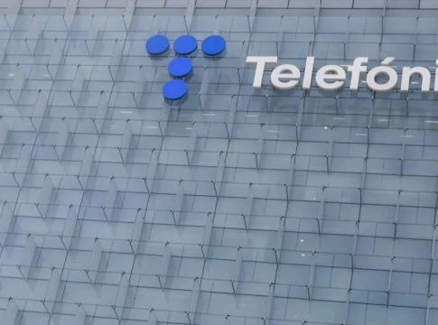 Fachada de la sede de la multinacional española Telefónica, situada en la Ronda de la Comunicación, en el denominado Distrito Telefónica. Fuente: Agencias Fachada de la sede de la multinacional española Telefónica, situada en la Ronda de la Comunicación, en el denominado Distrito Telefónica. Fuente: Agencias