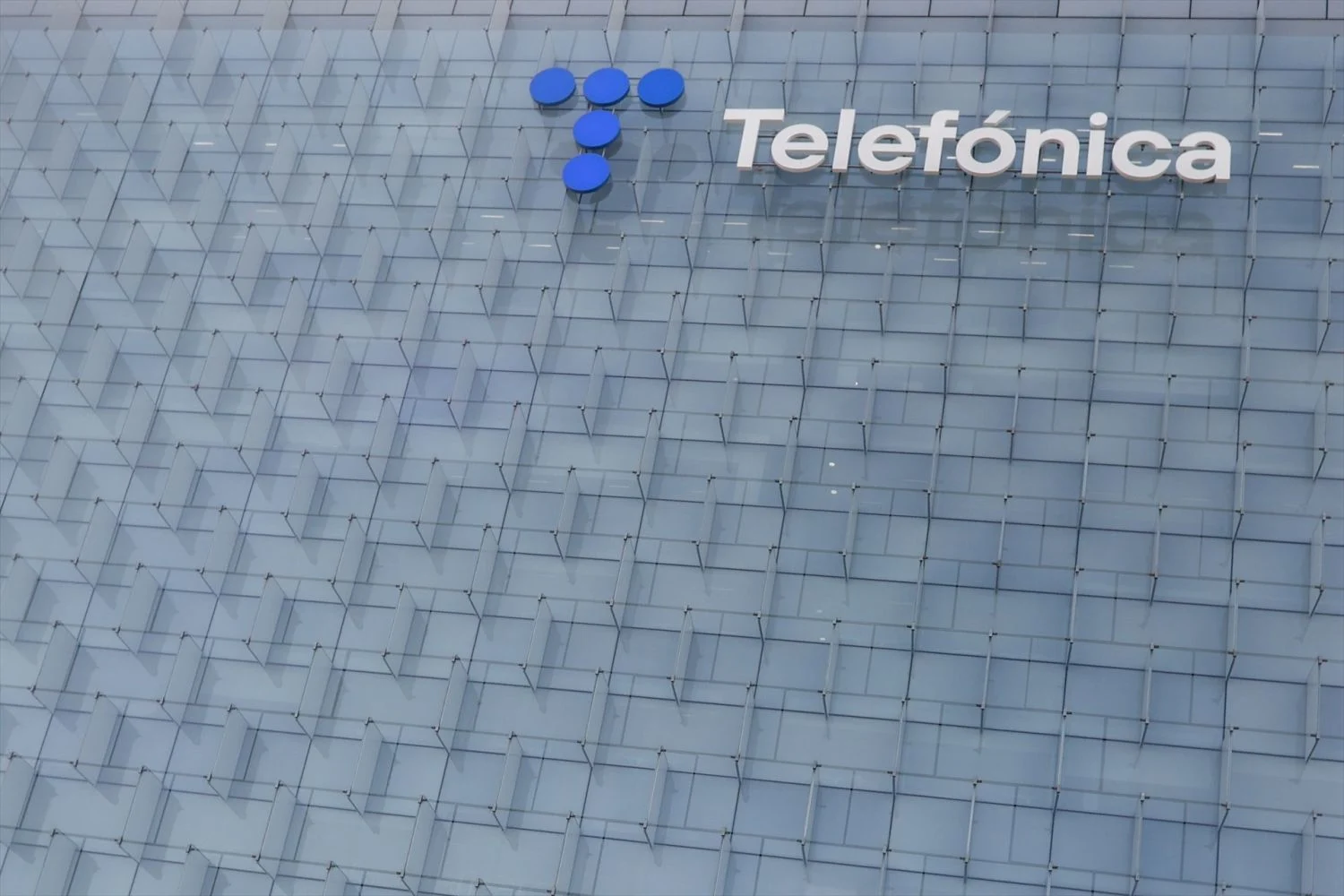 Fachada de la sede de la multinacional española Telefónica, situada en la Ronda de la Comunicación, en el denominado Distrito Telefónica. Fuente: Agencias Fachada de la sede de la multinacional española Telefónica, situada en la Ronda de la Comunicación, en el denominado Distrito Telefónica. Fuente: Agencias