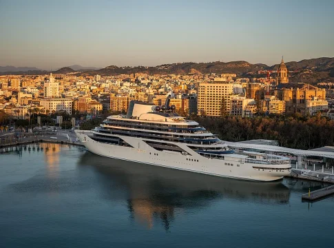 Four Seasons Yacht