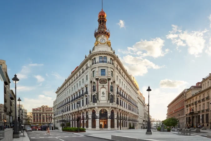 HBX mejora resultados, eleva previsiones y acelera en EE.UU., pero el mercado solo mira la salida de su CEO 6 Merca2 Imagen: Hotel Four Seasons Madrid