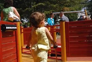 Instituto Coordenadas Niños jugando en un parque