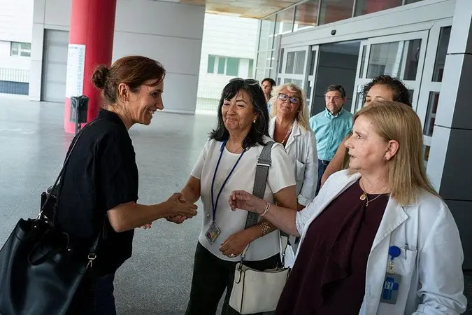 Mónica García descubre en Ceuta que gestionar es más difícil que dar lecciones 1 Merca2 Monica Garcia desastre Ceuta Merca2
