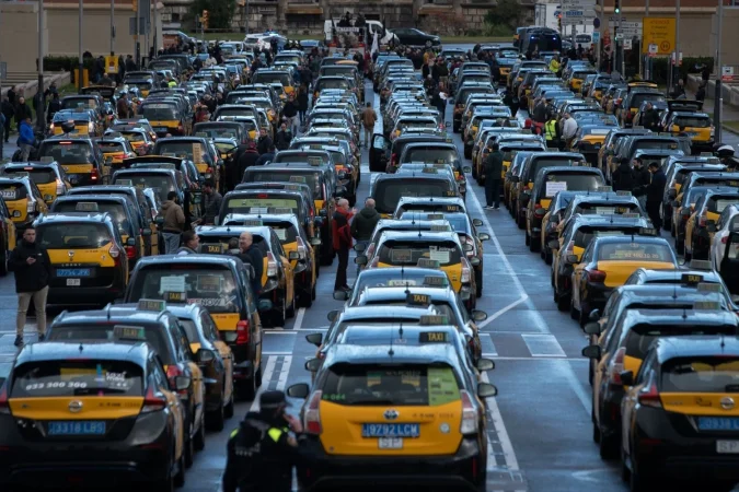 El dilema de Bolt en Cataluña: por qué ningún taxista quiere usar su aplicación frente a Uber y Cabify 1 Merca2 Movilización de taxistas en Barcelona contra las VTC. Fuente: Agencias