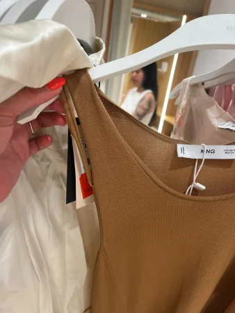 Mango usa sus outlets para vender prendas con taras sin avisar a los clientes 2 Merca2 Prenda Outlet Mango
