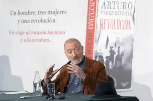 El Mundo prepara el fichaje de Pérez-Reverte para reforzarse los domingos 1 Merca2 Pérez-Reverte