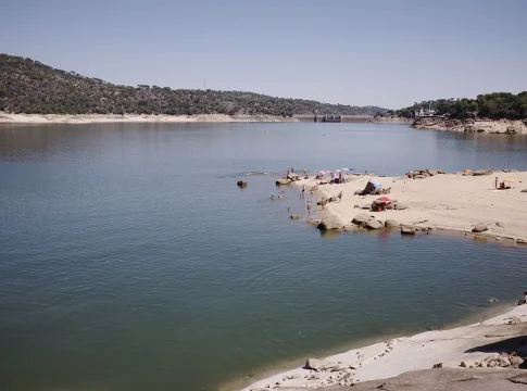 La 'playa de Madrid' con 14 km de orilla y agua cristalina donde bañarte gratis a los pies de un castillo del siglo XV La 'playa de Madrid' con 14 km de orilla y agua cristalina donde bañarte gratis a los pies de un castillo del siglo XV