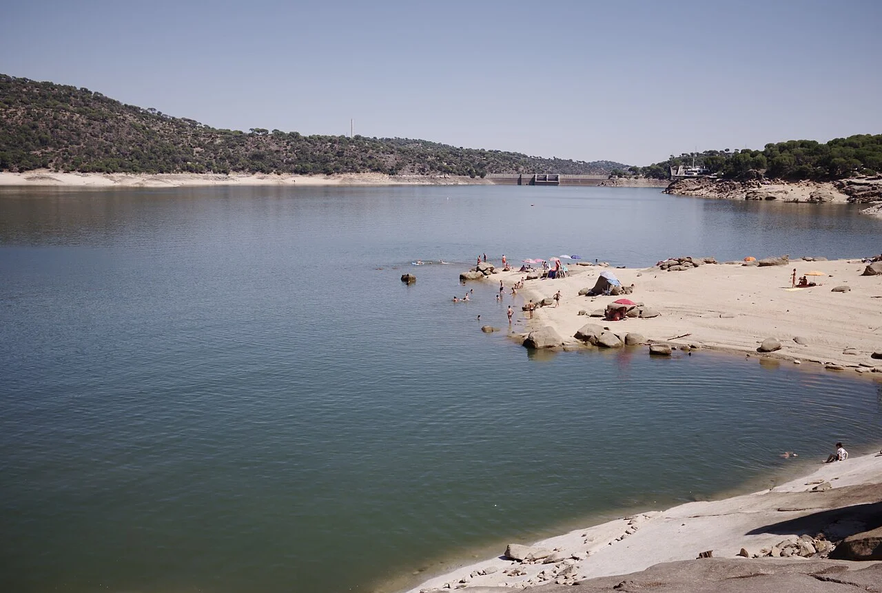 La 'playa de Madrid' con 14 km de orilla y agua cristalina donde bañarte gratis a los pies de un castillo del siglo XV La 'playa de Madrid' con 14 km de orilla y agua cristalina donde bañarte gratis a los pies de un castillo del siglo XV